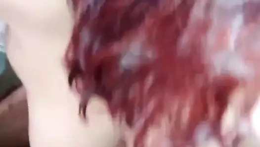 Se sienta en su verga