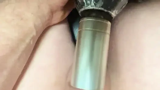 Minik yarak deliniyor ve boşalıyor