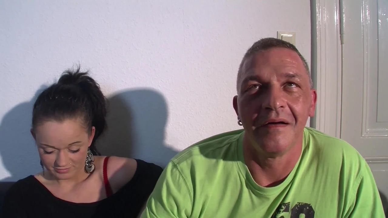 कामुक पत्नी त्रिगुट आजमाना चाहती है और अपने पति और अजनबी के साथ असाधारण वीर्य निकलने तक सेक्स करती है