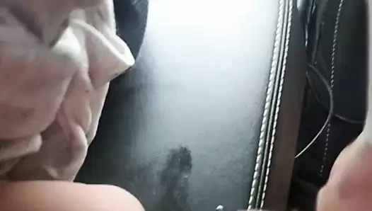 Sevimli beyaz kız beni fışkırtıyor