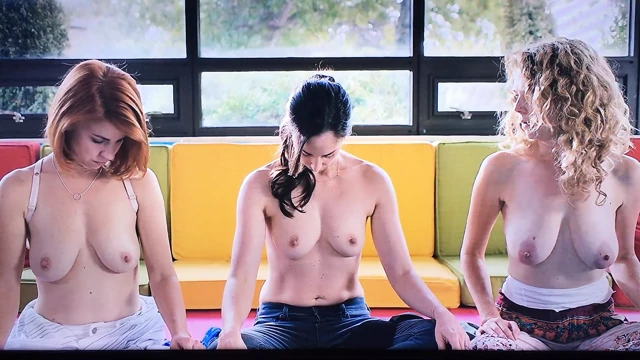 Seksi milfs gösterme ve göğüsleri karşılaştırma