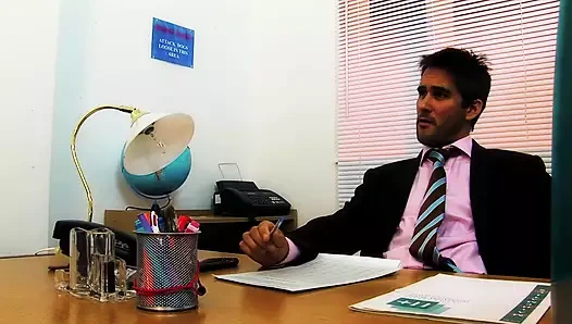 Kalın götlü Bobbi Eden yarağa biniyor ve amcığını dölle dolduruyor