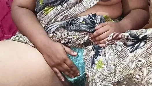 Sari içinde sikişiyor