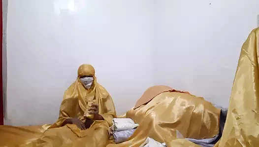 Altın saten yatak ve altın saten zevkin tadını çıkarın