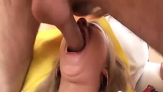 Gençler ilk derin boğaz ve pompalama ders