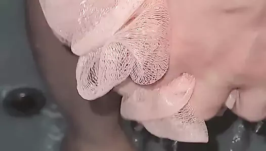 Sıcak suda ayaklarımı duş alıyor