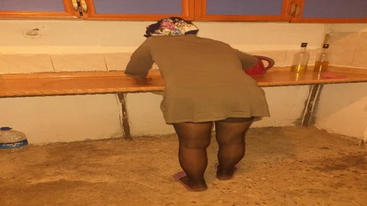 Emekli model, kır evinde doğal olarak erotik çorap fetişi