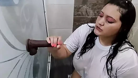 Yaramaz kız banyoda mastürbasyon yapıyor ve yarağın tarafından sikilmek istiyor