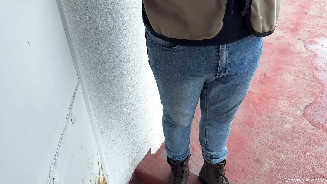 Ateşli müşteri utangaç kuryeye karşı: baştan çıkarıyor ve beni kanepede gerçekten sert sikiyor.