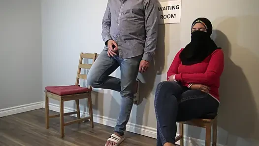 Sadakatsiz Müslüman kadın umumi bekleme odasında ona teşhir ettikten sonra büyük yarağıma karşı koyamadı.