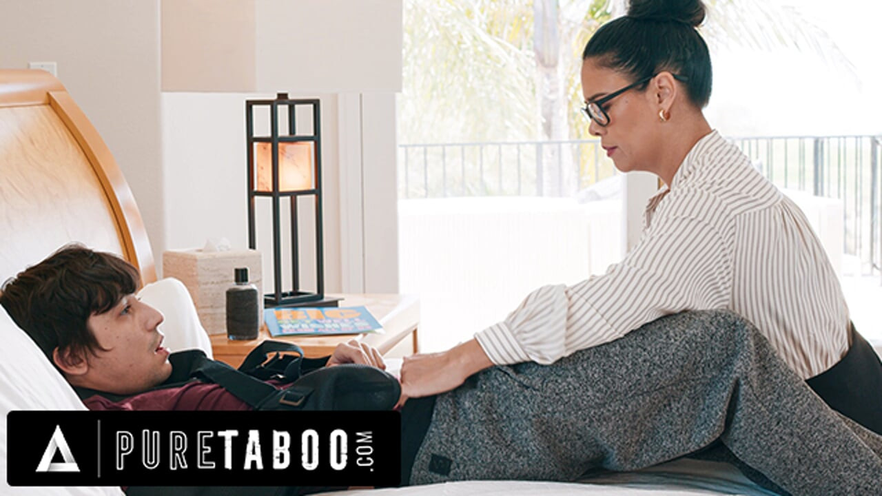 Saf tabu öğretmen orta yaşlı seksi kadın Dana Vespoli yaralı favori öğrencisine ona ne kadar değer verdiğini gösteriyor