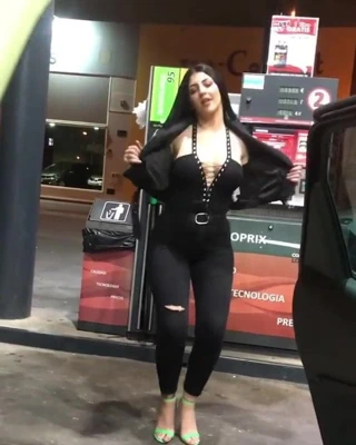 Benzin istasyonunda seksi dans