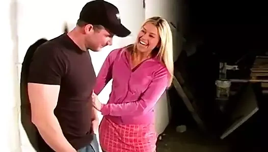 Summer Rayne tom'un yarağını bir şampiyon gibi emiyor