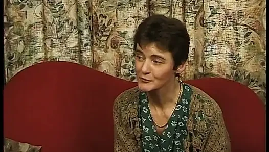 Olgun esmer amcık yaşlı adamın sikini emmeden önce yalıyor