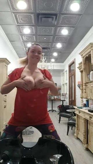 Bir kuaför salonunda halka açık sağım oyunu