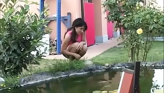 Kıllı amcık yatak odasında büyük penis emiyor