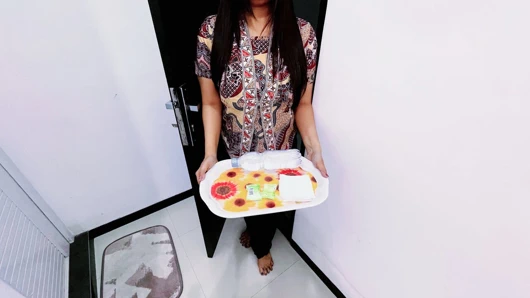 Otel garsonu olmanın kaderi yaramaz bir misafire entot olmaya zorlanıyor