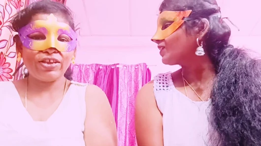 Desi Threesom üvey kız kardeşler oto şoförüyle sikişiyor. Telugu edepsizce konuşuyor.