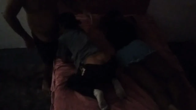 Arkadaşımın karısının poposunu yemek.