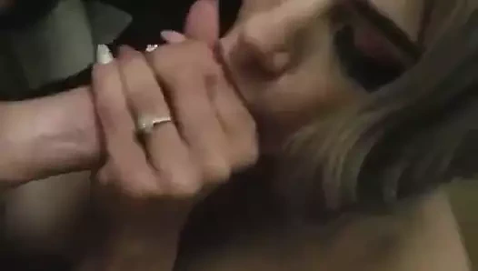 Sıcak sürtük karısını kocasının en iyi arkadaşıyla aldatıyor