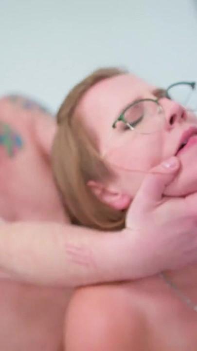 Banging family - büyük memeli üvey kız kardeş 18 doğum gününde üvey erkek kardeşi tarafından sert sikiliyor | Klip 2