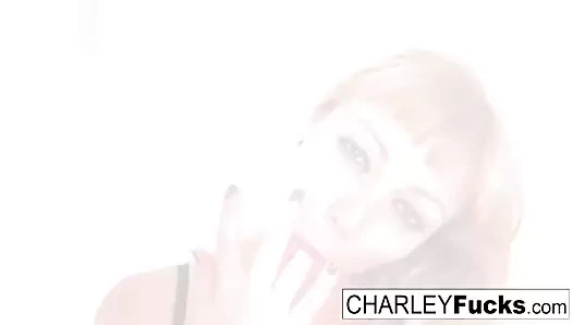 Charley seksi adriana nicole ile oynamayı seviyor