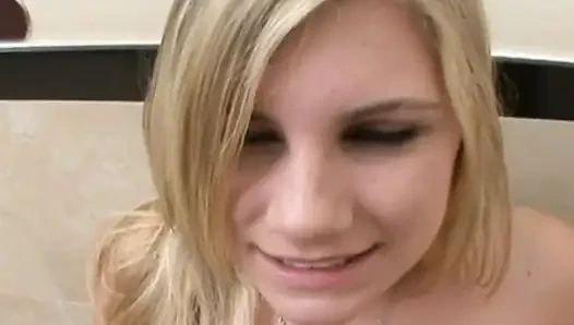 Сумасшедший трах в ванной для грязной блондинки