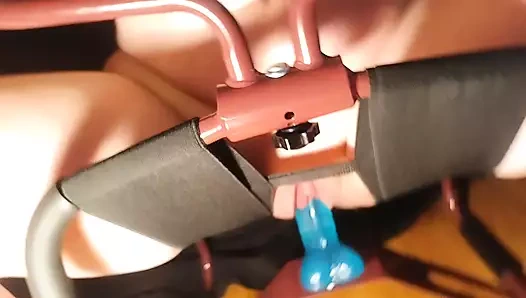 Babasının sürtüğü zıplama sandalyesinde oturup kalkıyor