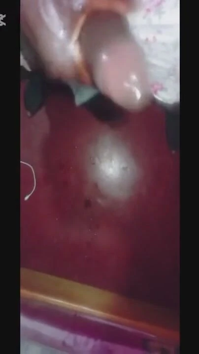 Ateşli zenci adam bugün üçüncü kez sikine masaj yapıyor ve okşuyor | Klip 1