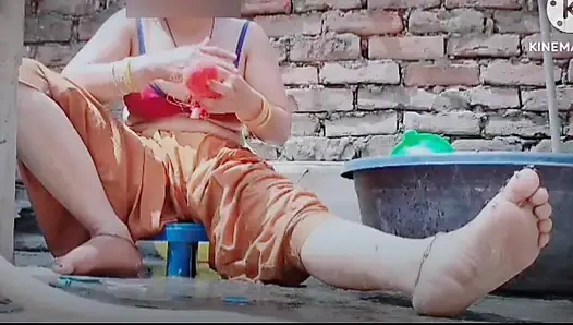 Sevimli yumuşak ateşli seksi video köyü ateşli kız banyo yapıyor