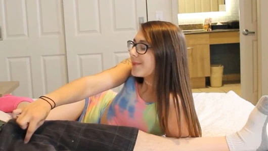 Sınırlarının farkında, küçük yarağının büyümediğini kabul ediyor