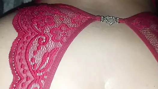 Oyuncaklarla oynarken yakalanan sahibe