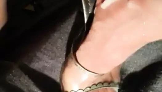 Naylon çorap ayak ve yüksek topuklu üzerinde boşalmak