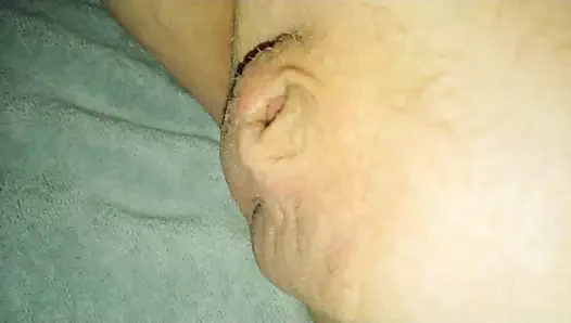 Küçük horoz alır bir vurma için fışkırtma bir yük arasında boşalmak