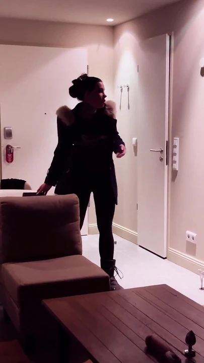 Adam bana bir video gönderdi.