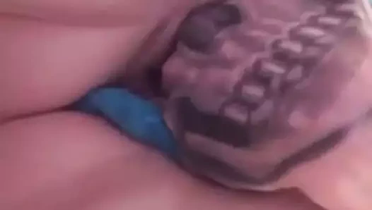 Tatted sıcak civciv oynama ile ona ıslak kedi