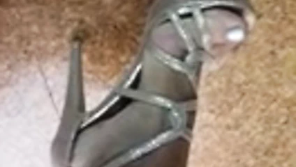 Seksi olgun arkadaşlar yüksek sandaletli parmaklar boşalıyor