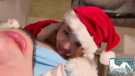 La chica más linda de Santa entra para saludar. Dulces saludos, vibraciones festivas, carreras de corazones!
