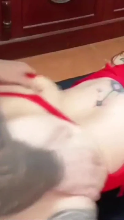 Hediye almak zorunda kalmak için erkek arkadaşına Noel götünü verdi | Klip 2