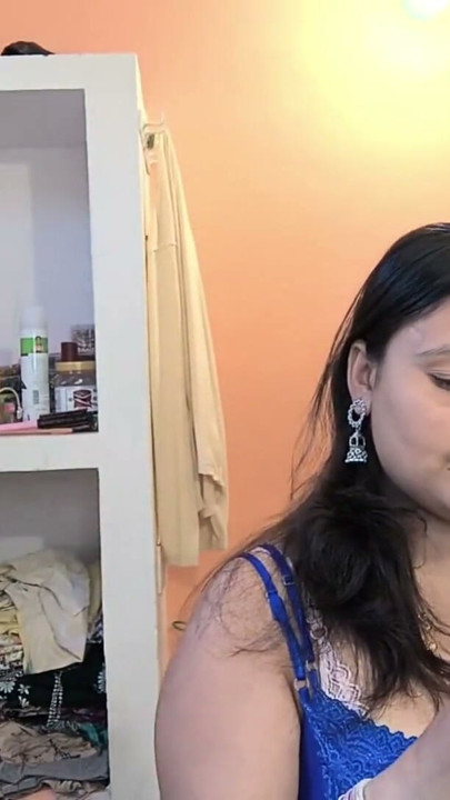 Hintli orta yaşlı seksi kadın puja prem ile sert sikişiyor | Klip 1
