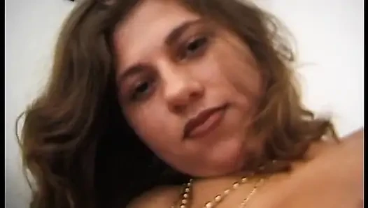 Esmer kız kamerada dans ediyor ve azdırıyor