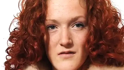 Sevimli kızıl saçlı kız aşk deliğini parmaklıyor