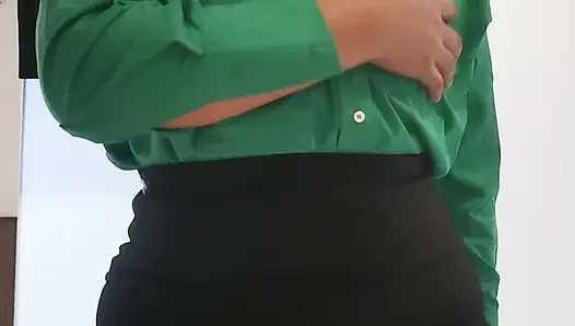 Kadın öğretmen birlikteydi, bu yüzden erkek arkadaşını bulmak için eve acele etti.