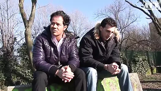 Soriana Canali fahişe İtalyan esmer orta yaşlı seksi kadın amcığını alıyor