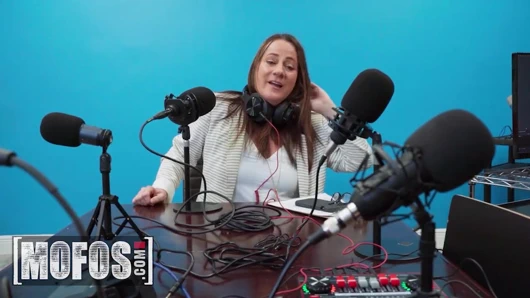 Mofos - Bree Brooks johnny love'ı göğüsleriyle azdırıyor, canlı bir podcast'i tutkulu bir sikiş festivaline dönüştürüyor