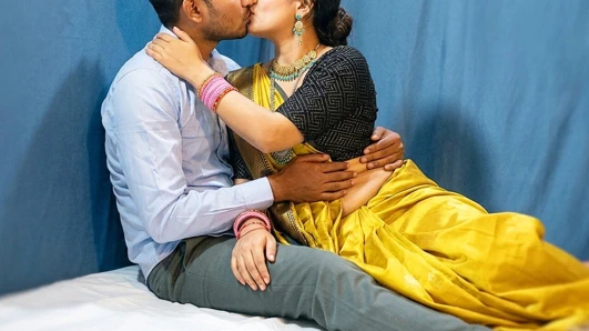 Aldatan desi ev hanımı sert parmaklıyor ve sert seks yapıyor ve domuz amının üzerine boşalıyor