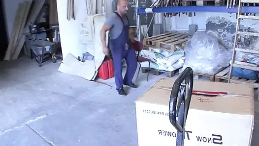 Olgun sarışın çim biçme makinesinde genişçe esnetiliyor ve döl damlıyor