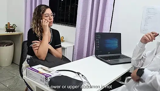 Bir pratisyen hekim tarafından karın bölgesi tıbbi muayenesi