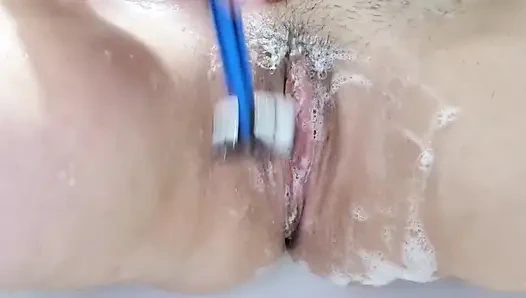 Amımı tıraş ediyorum ve kendimi inek gibi sikiyorum