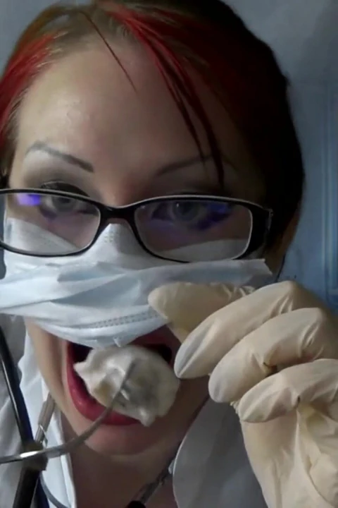 Doktor tıbbi maske ve eldivenle yiyor